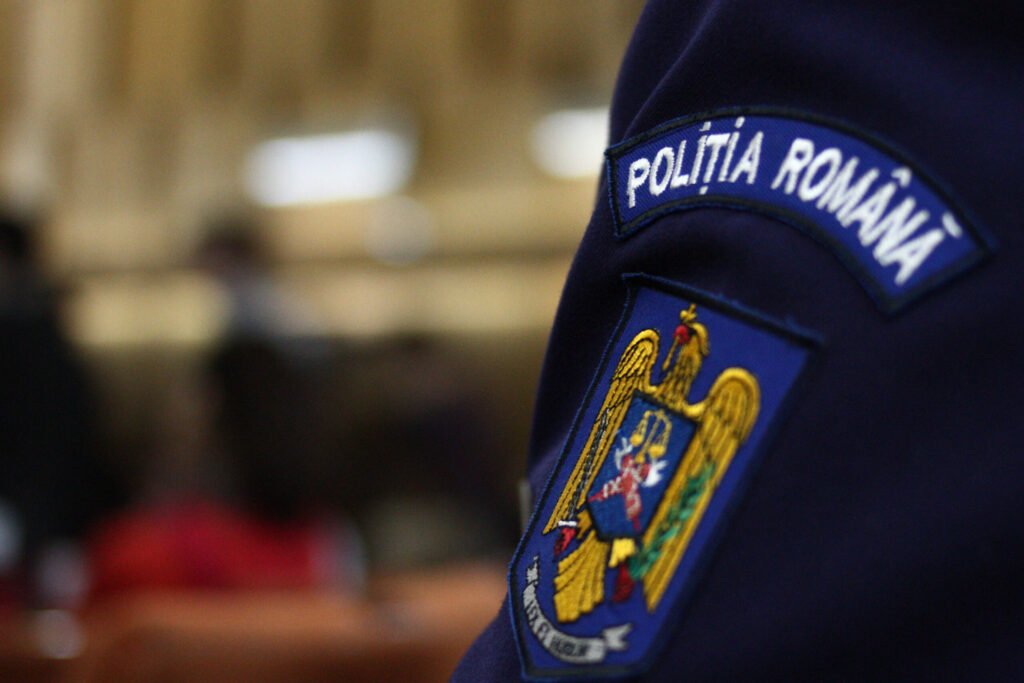 Polițiștii au stabilit că un șofer a acroșat cu intenție o mașină, un pieton a fost rănit