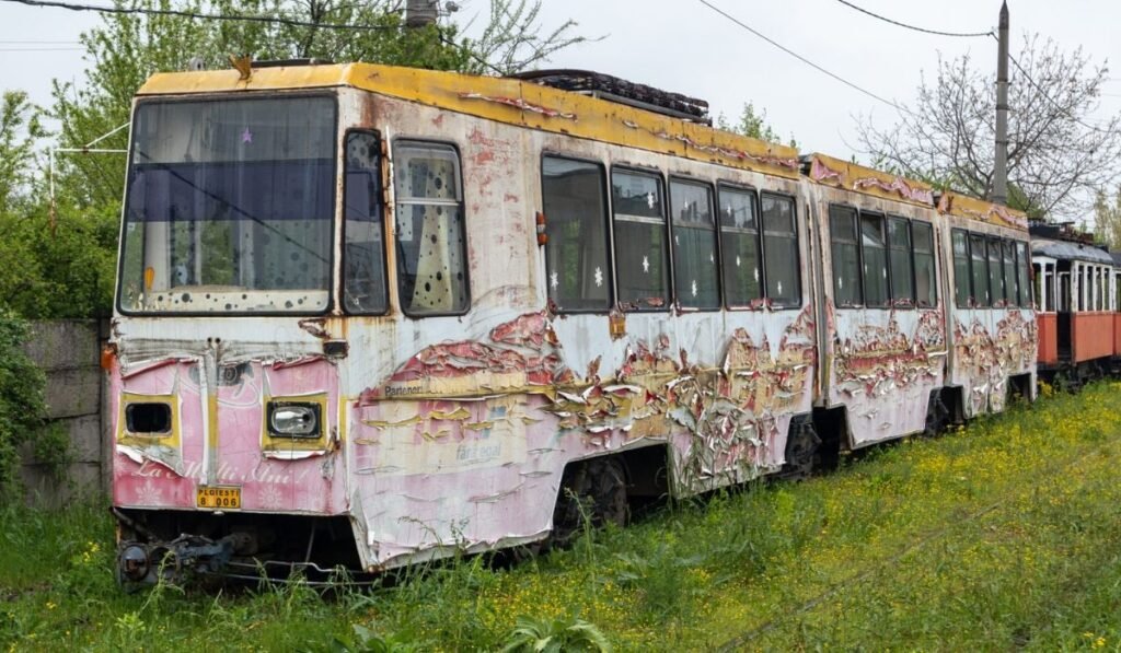 tramvai vechi cu vopseaua scarojită al TransPloiești