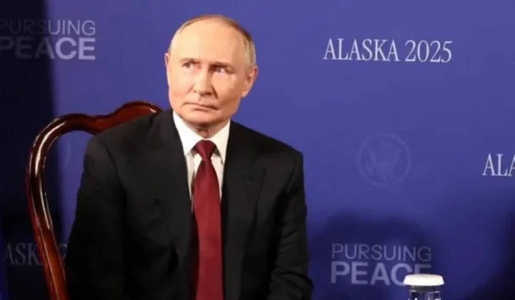 Vladimir Putin cu o grimasă pe față, în Alaska, unde s-a întâlnit cu Donald Trump