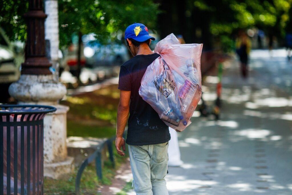 Proiect-pilot în Capitală: Compartimente speciale pentru sticle, PET-uri sau doze, montate pe coșurile de gunoi