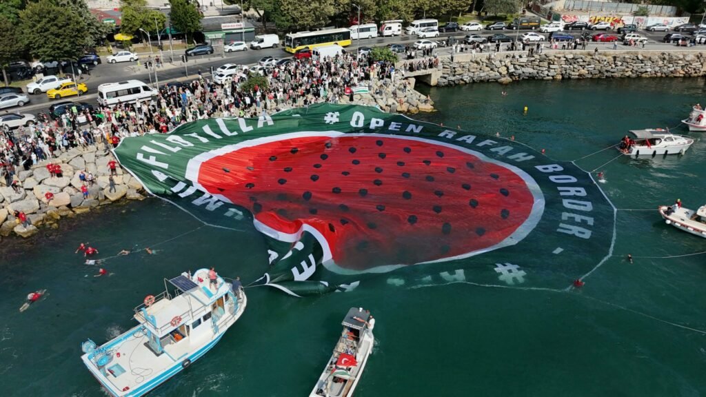 Protest la Istanbul. Mai multe bărci au desfăşurat pe apă un banner cu un mesaj pro-palestinian