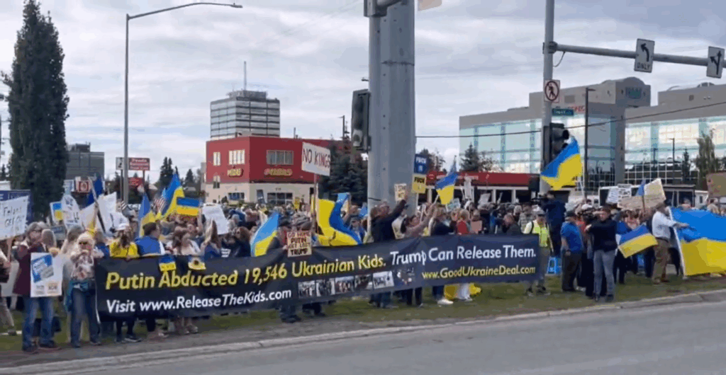 Protest pro-ucrainean organizat în Alaska, înaintea summitului Trump-Putin Protest pro-ucrainean organizat în Alaska, înaintea summitului Trump-Putin