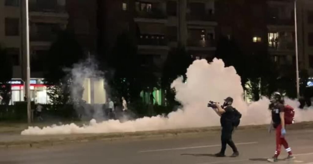 Proteste antiguvernamentale în Serbia. A cincea noapte consecutivă de violențe în mai multe orașe