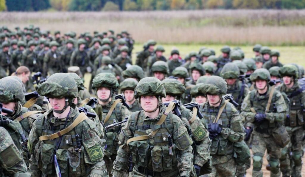 Putin a mobilizat 100.000 de ruși lângă un oraș-cheie din Ucraina. Zelenski avertizează cu privire la trupele comasate: „Situația este îngrijorătoare” Trupe de soldați din armata rusă