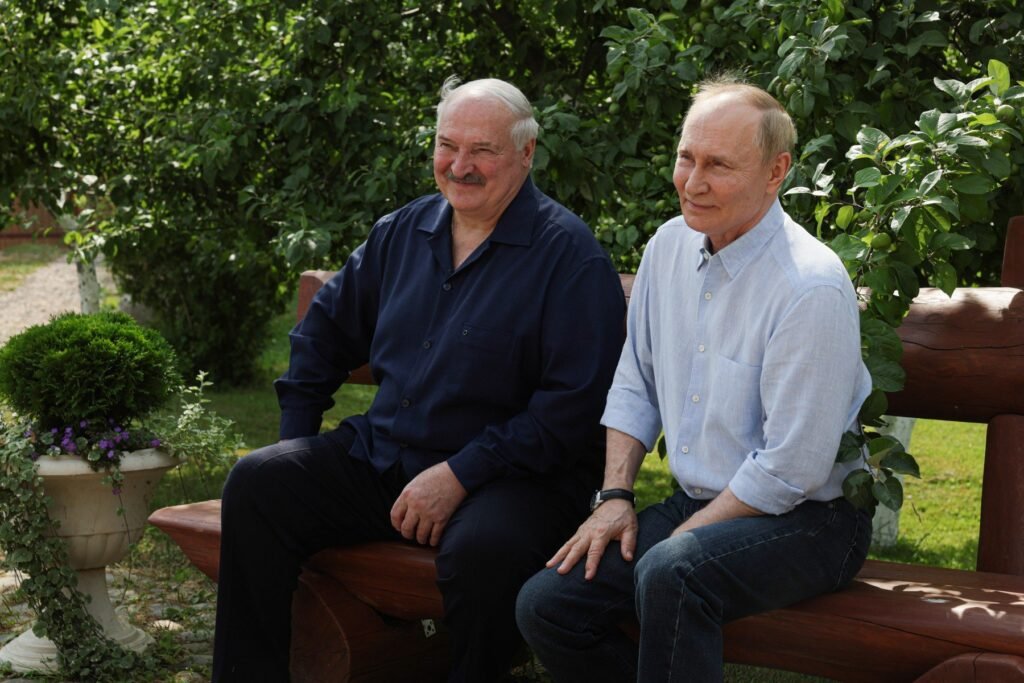 Prima fisură în relația Putin -Lukașenko. Pe ce se bazează un expert polonez când afirmă acest lucru Aleksandr Lukașenko (stânga) și Vladimir Putin (dreapta) surprinși în timp ce stau pe o bancă în timpul vizitei la schitul Smolenski din Valaam, pe 1 august 2025. Liderul belarus poartă o cămașă albastru închis și pantaloni de culoare închisă, în timp ce liderul rus poartă o cămașă albastru deschis și blugi de culoare închisă