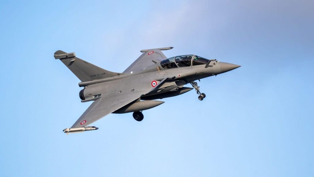 Rafale învinge F-35 în exercițiu NATO: Ce înseamnă pentru aviație Avionul de vânătoare Dassault Rafale B al Forțelor Aeriene Franceze sosind la baza aeriană Leeuwarden în timpul exercițiului NATO Ramstein Flag. Avionul, cu o vopsea maronie, poarta doua rachete sub aripi