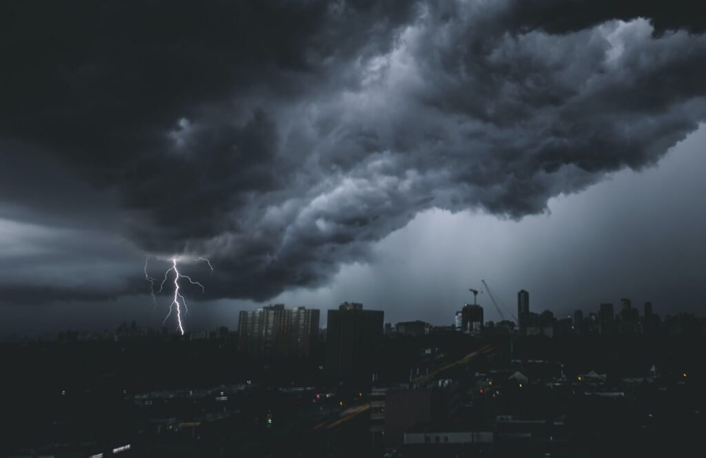 România, măturată de furtuni: Covor de grindină, străzi sub ape, victime în Argeș și în Capitală (Foto & Video)