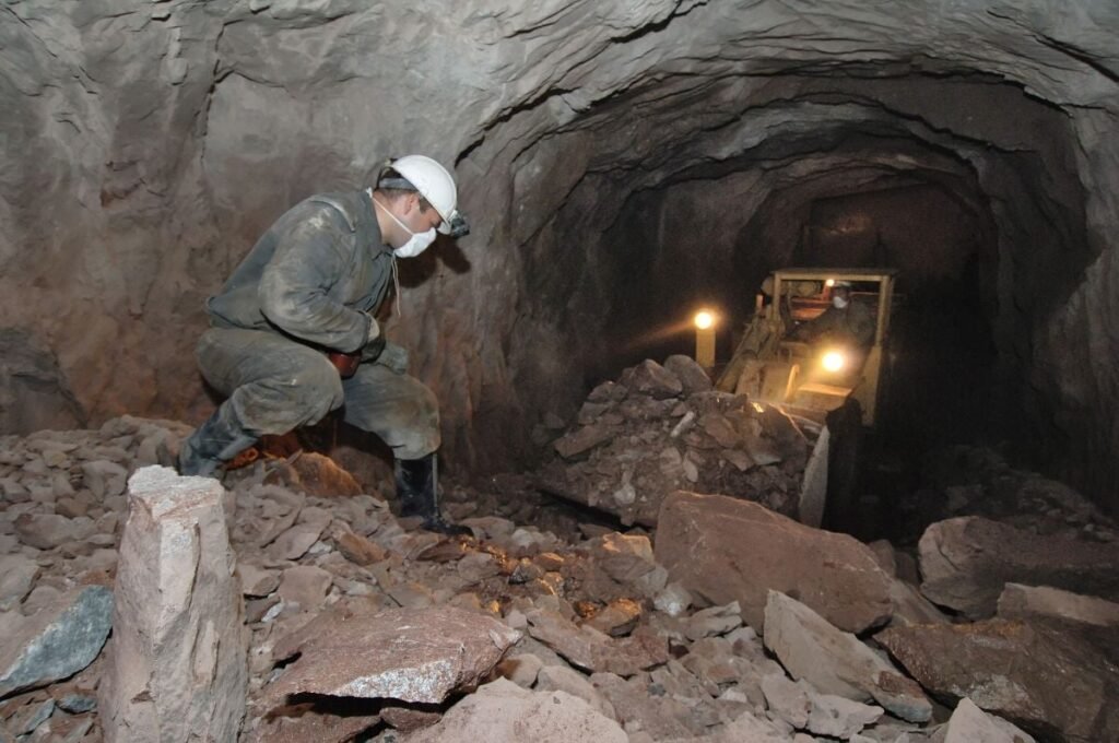 Un miner așteaptă să sosească un excavator într-o mină de uraniu din Rusia, august 2006