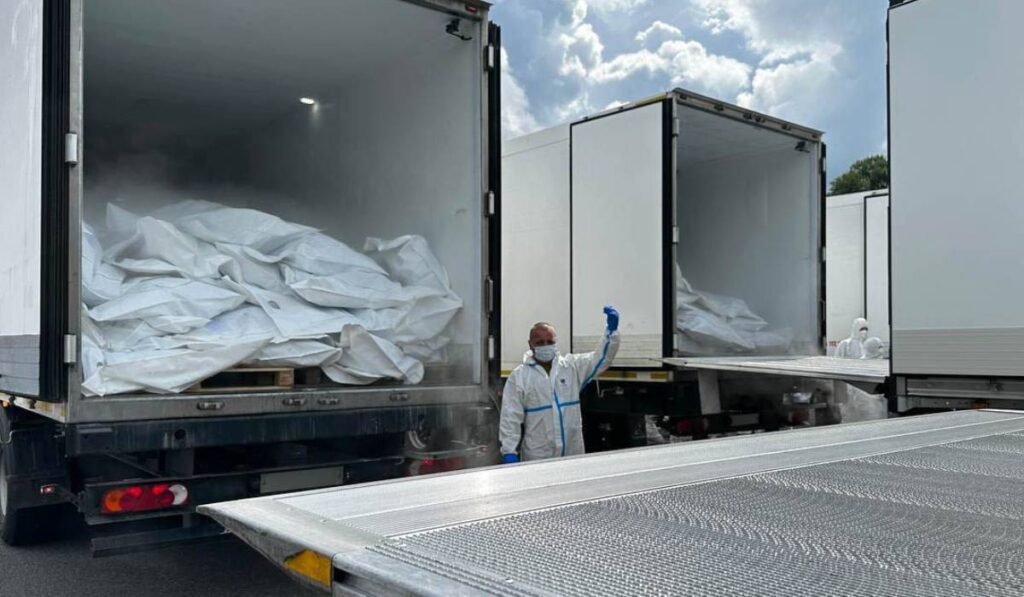 Momentul în care rușii și ucraineni fac schimb de cadavre, acestea se află în camioane frigorifice, în saci albi