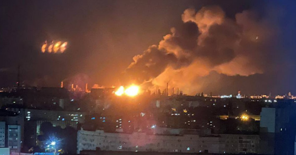 Rușii fac haz de necaz după ce mai multe regiuni au rămas fără combustibil: „Mergi să cumperi un litru și te întorci cu portofelul gol” Rușii fac haz de necaz după ce mai multe regiuni au rămas fără combustibil: „Mergi să cumperi un litru și te întorci cu portofelul gol”