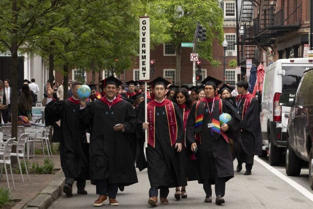 Mai mulți absolvenți ai Universității Harvard părăsesc ceremonia de absolvire, Cambridge, Massachusetts, Statele Unite, 29 aprilie 2025.