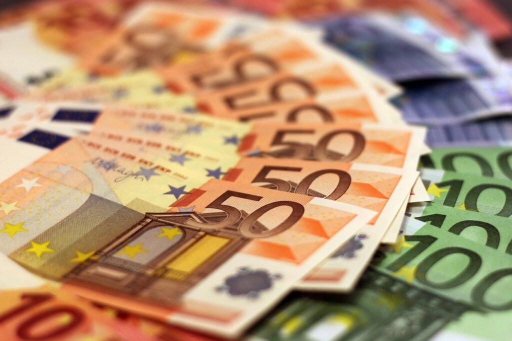SUA se așteaptă să strângă 50 de miliarde de dolari pe lună din noile taxe asupra importurilor americane