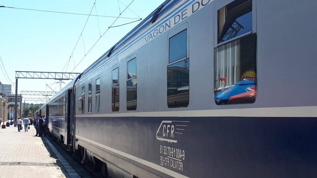 Scene de coșmar într-un tren CFR. Un geam a căzut peste doi copii Scene de coșmar într-un tren CFR. Un geam a căzut peste doi copii