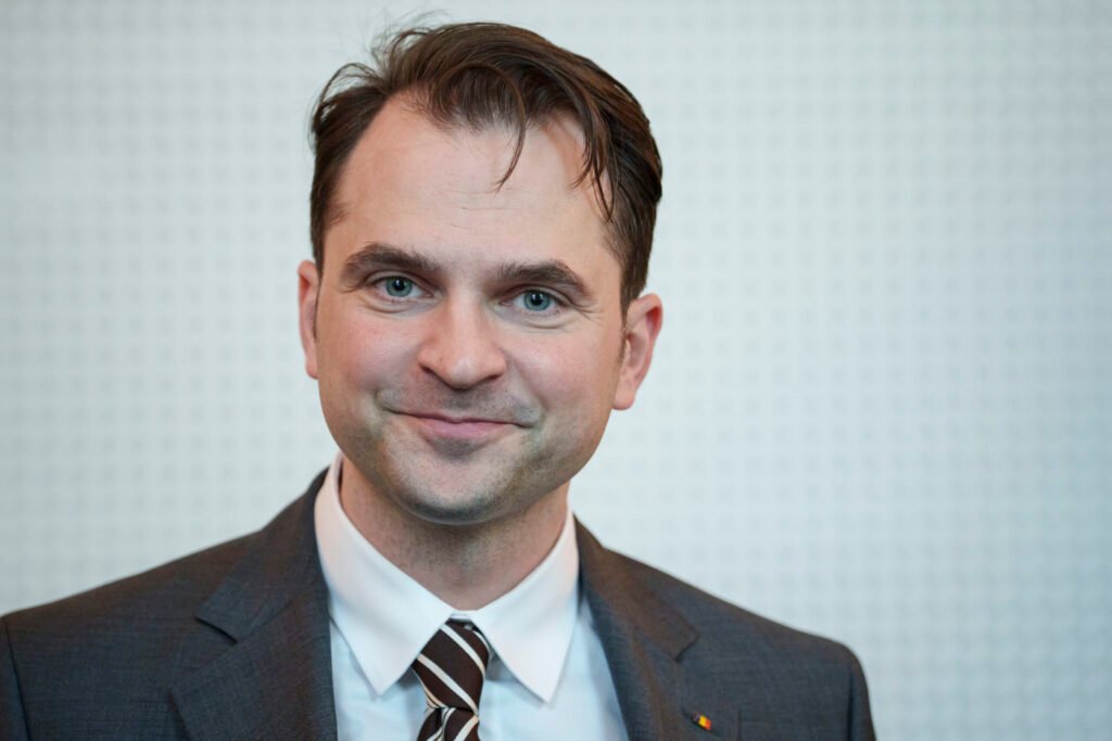 Parlamentul, templul democrației, se zbate la sub 10% cotă de încredere