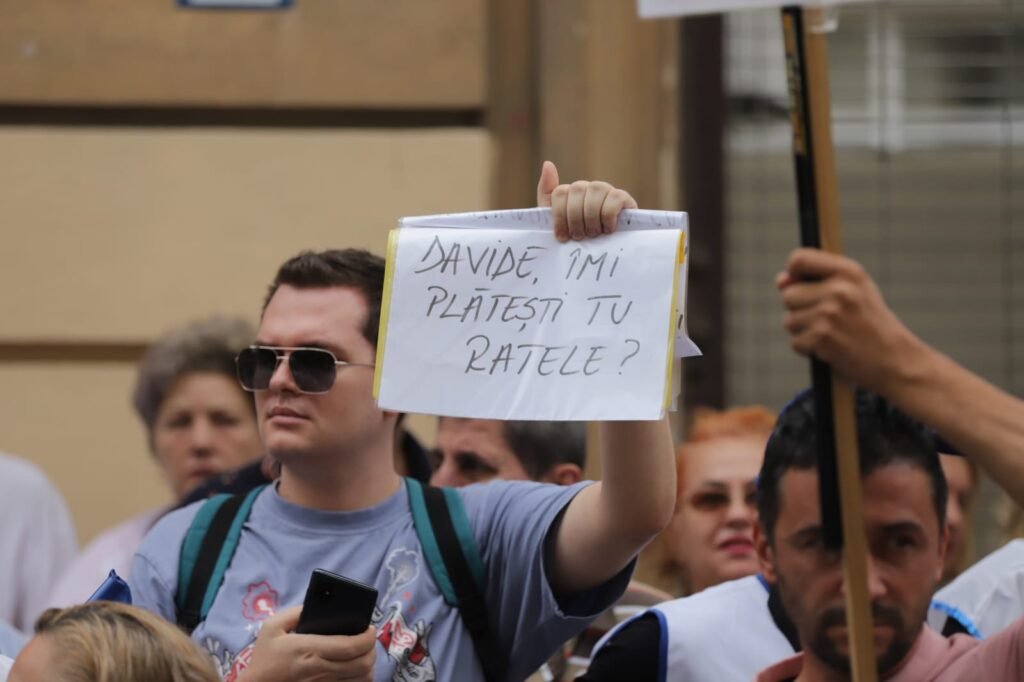 Sindicatele din educaţie strâng semnături pentru abrogarea unor măsuri din Legea Bolojan Protest al sindicaliștilor din educatie