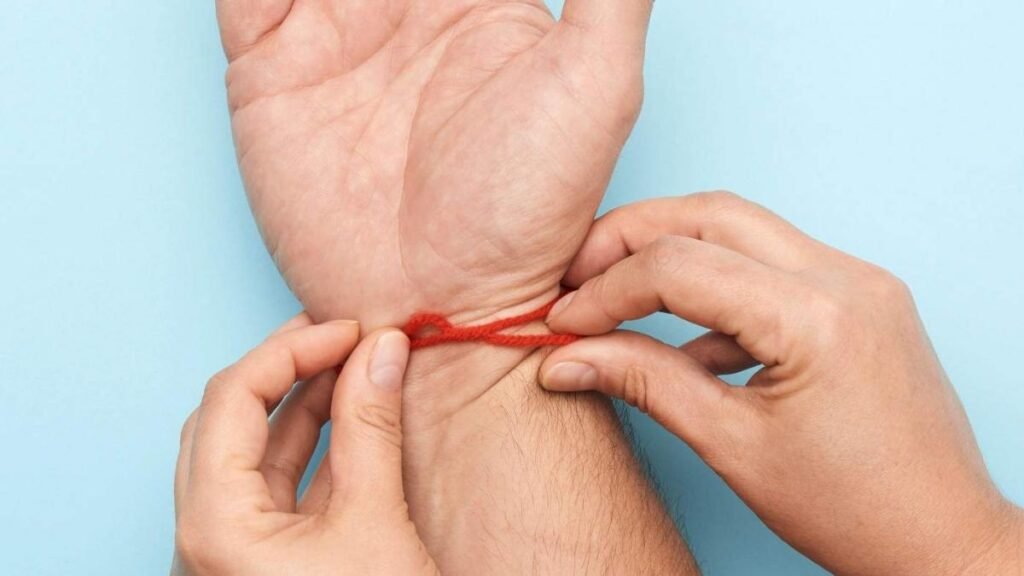 Șnurul roșu. Talisman al protecției și curajului în fața provocărilor vieții