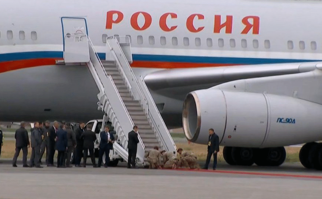 "Soldați americani în genuchi în fața avionului lui Putin"