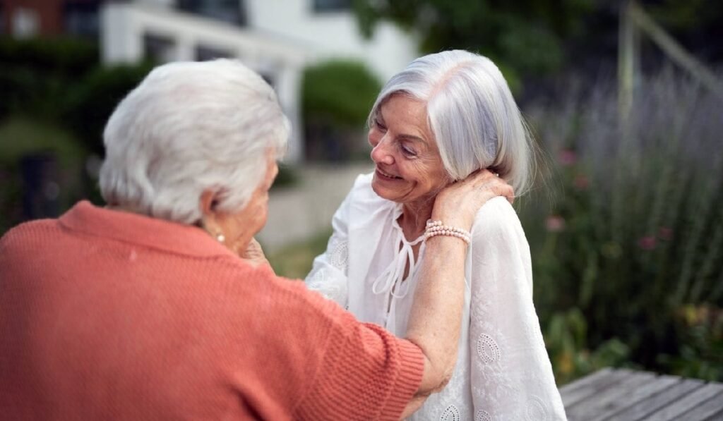 Moment tandru între o mamă în vârstă și fiica sa adultă