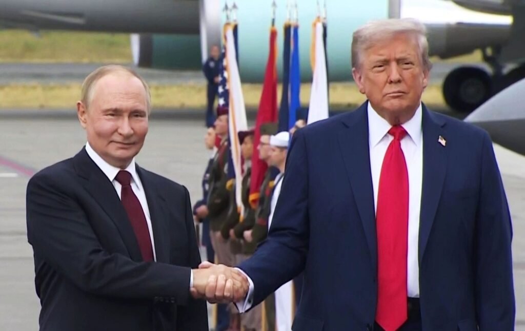 Trump-Putin în Alaska: Covorul roșu și soldații americani în genunchi au stârnit reacții puternice