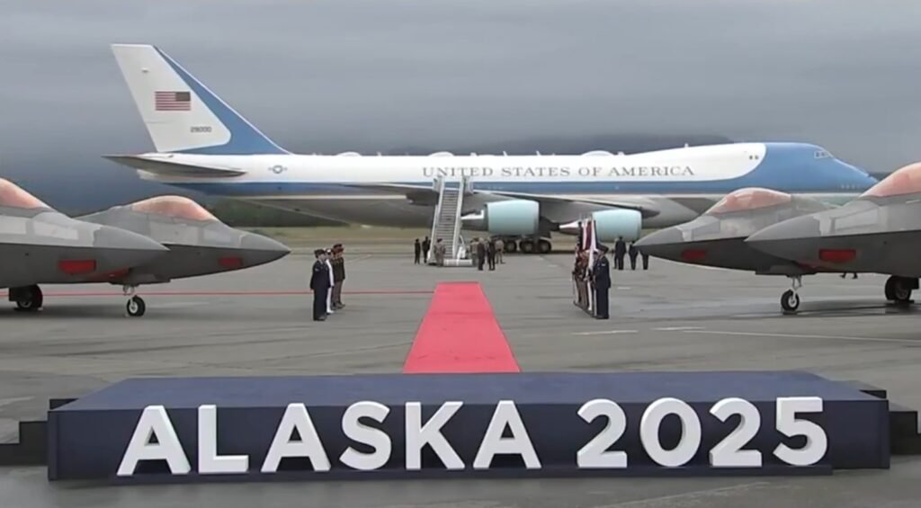 Trump a aterizat la baza militară din Alaska pentru summitul cu Putin Trump a aterizat la baza militară din Alaska pentru summitul cu Putin