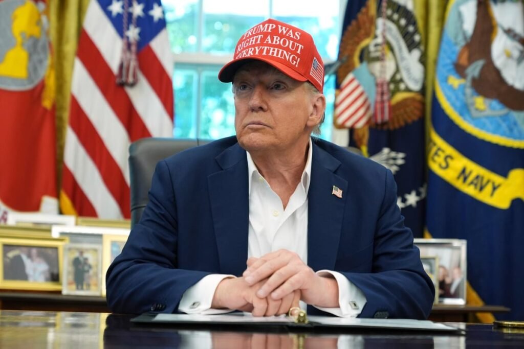 Președintele Donald Trump vorbește cu reporterii în Biroul Oval al Casei Albe