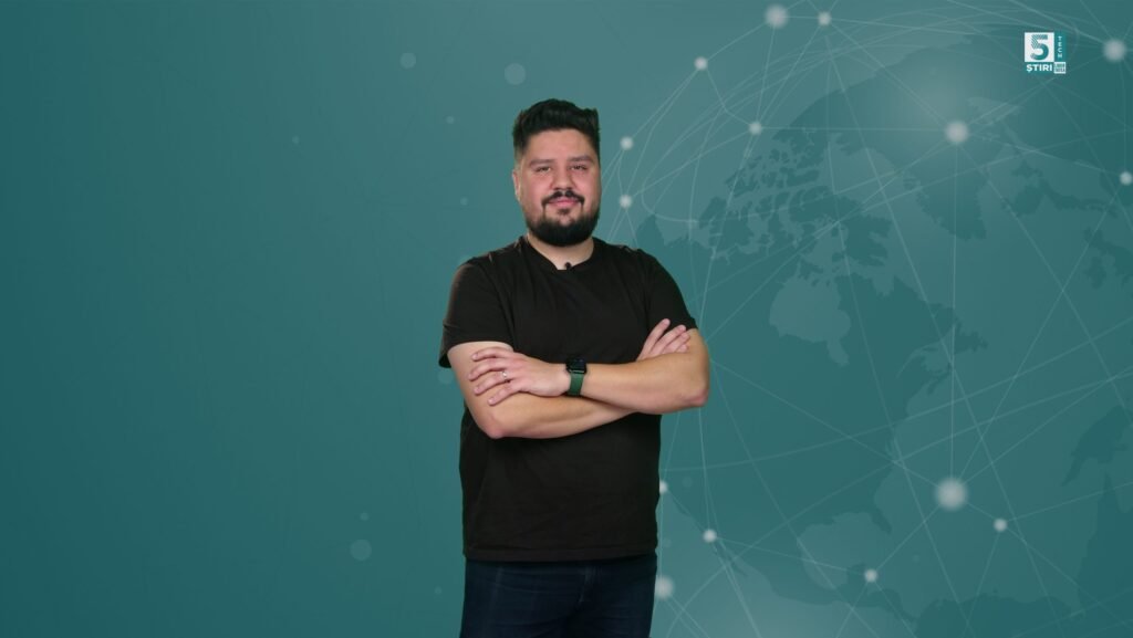 Trump se „împrietenește” cu TikTok, iar Samsung S26 Ultra promite mai multă siguranță Claudiu Râpan, gazda rubricii 5 știri Tech by Libertatea, îmbrăcat într-un tricou negru, pe un fundal verde.