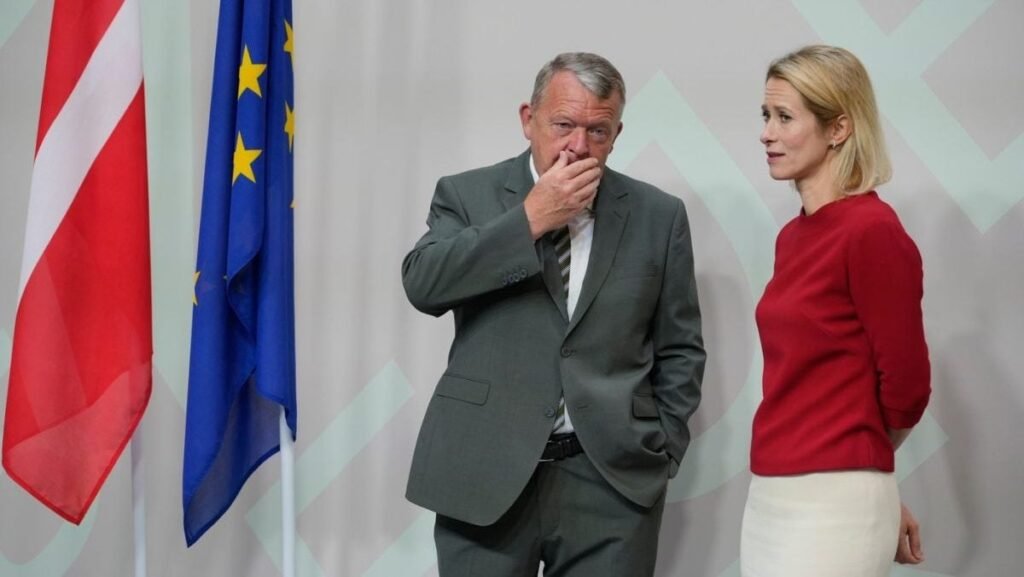 Ministrul danez de Externe, Lars Loekke Rasmussen, surprins cu mâna la gură (stânga) și Înaltul Reprezentant al UE pentru Afaceri Externe și Politică de Securitate, Kaja Kallas, într-ăo bluză vișinie și fustă albă, vorbesc înainte de o reuniune informală a miniștrilor de Externe ai UE la Forum, Copenhaga, Danemarca, sâmbătă, 30 august 2025.