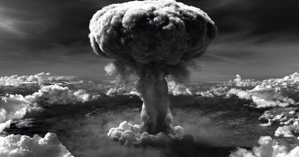 Umbrele care au încremenit istoria. Ce spun siluetele de la Hiroshima și Nagasaki despre puterea bombei atomice