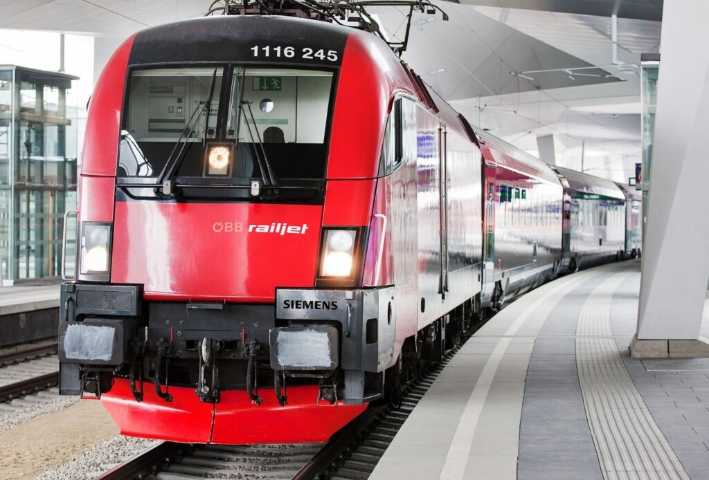 Un bărbat a supraviețuit agățat de un tren de mare viteză în Austria: Ieșise la fumat