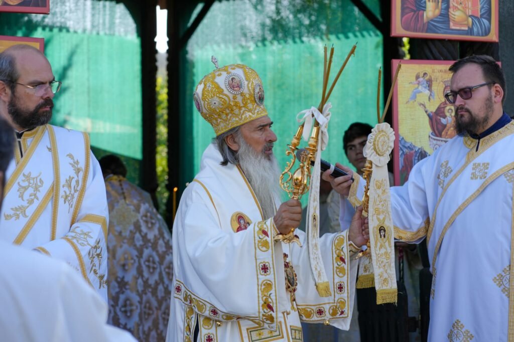 Un clovn îngenunchează în fața Înaltpreasfințitului Teodosie, la finalul slujbei