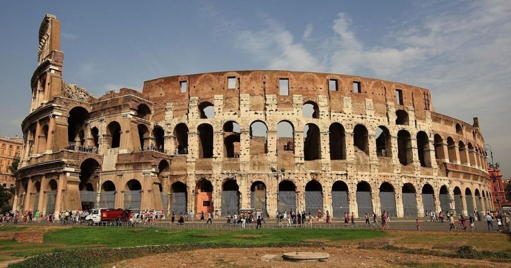 Un ghid turistic a murit după ce s-a prăbușit în Colosseum. Asociațiile au criticat condițiile extreme Un ghid turistic a murit după ce s-a prăbușit în Colosseum. Asociațiile au criticat condițiile extreme