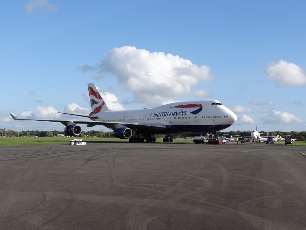 Un însoțitor de bord British Airways a fost găsit drogat și complet dezbrăcat în toaleta avionului
