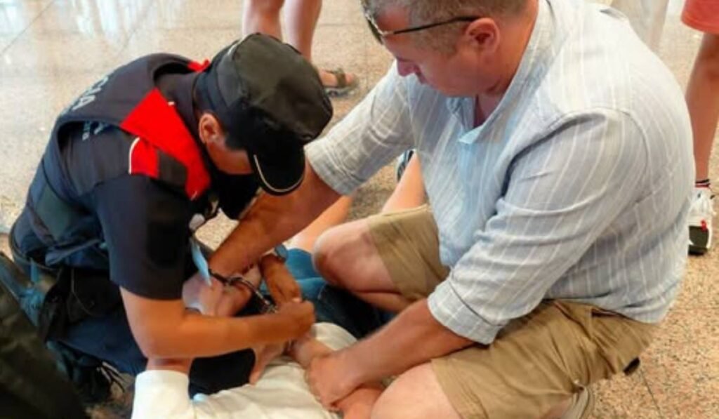 Un jandarm român, afla în concediu, a prins un fugar pe aeroportul din Barcelona. Ce s-a întâmplat Jandarmul român și o polițistă spaniolă în timp ce încătușează un bărbat pe care l-au prins și care încercase să fugă de autorități