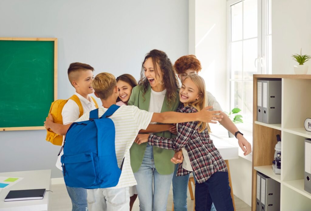 Elevi fericiți alături de învățătoarea lor