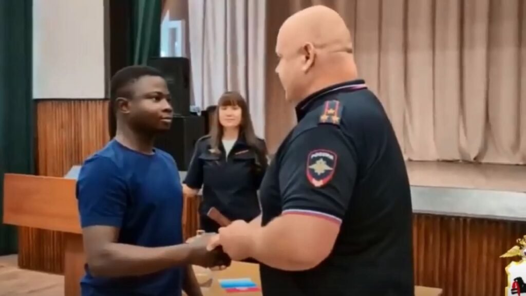 Un togolez a primit pașaport rusesc pentru eroismul său în războiul din Ucraina: „A venit să studieze arhitectura, dar țara a avut nevoie de protecție”