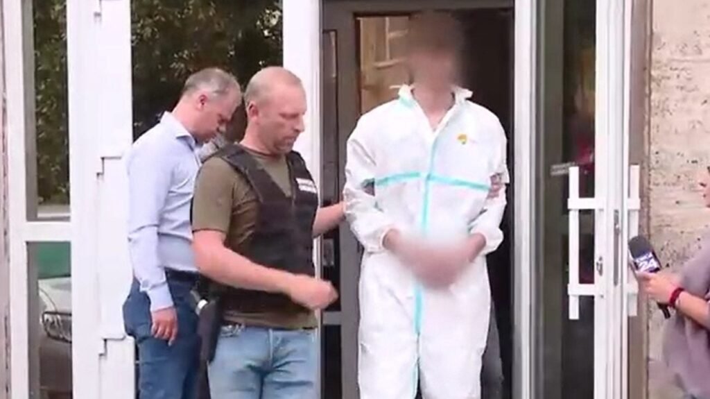 Poliţiştii i-au dat turcului o salopetă să se îmbrace, ca să nu se vadă murdăria de pe haine când este filmat de jurnaliști