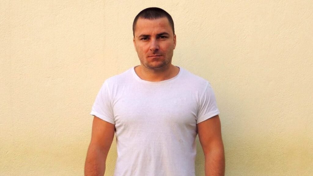 Emil Gânj are 37 de ani și este principalul suspect al crimei din Mureș