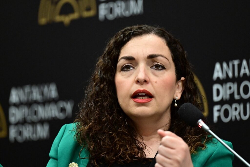 Vjosa Osmani denunță „tripleta răului”