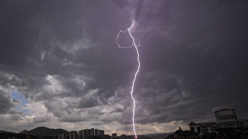 Vreme instabilă în Capitală. Ploi și descărcări electrice duminică Vreme instabilă în Capitală. Ploi și descărcări electrice duminică