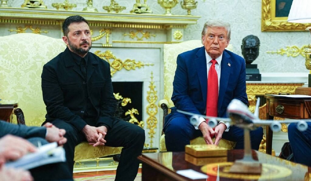 Președintele Ucrainei, Zelenski și președintele SUA, Trump, stau așezați unul lângă celălalt, în fața jurnaliștilor de la Casa Albă