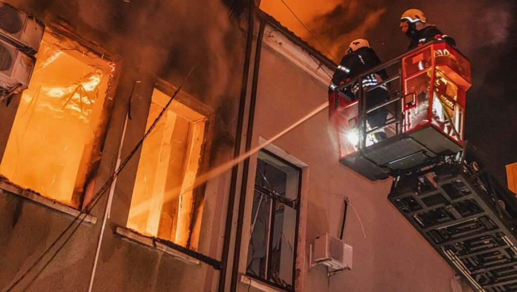 Ziua 1282 Copii uciși de rachete la Kiev. Sediul misiunii UE, lovit deliberat. Două rafinării ruse în flăcări și o corvetă avariată. Von der Leyen anunță noi sancțiuni (Foto&Video)