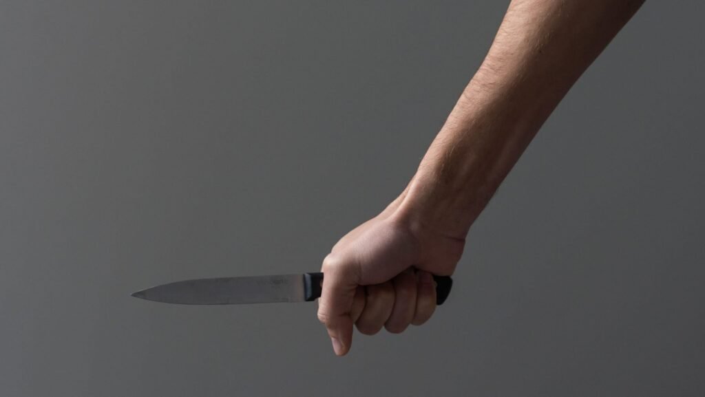 O femeie dintr-un centru maternal din Călărași a fost înjunghiată de fostul concubin Imagine cu mâna unui bărbat în care se află un cuțit