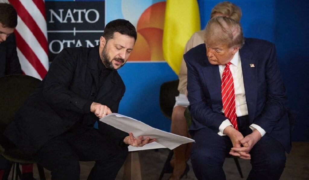 Președintele SUA, Donald Trump, și președintele Ucrainei, Volodimir Zelenski, s-au întâlnit în cadrul summitului șefilor de stat și de guvern ai NATO, care a avut loc la Haga, în Țările de Jos, pe 25 iunie 2025. Zelenski îi arată un document lui Trump