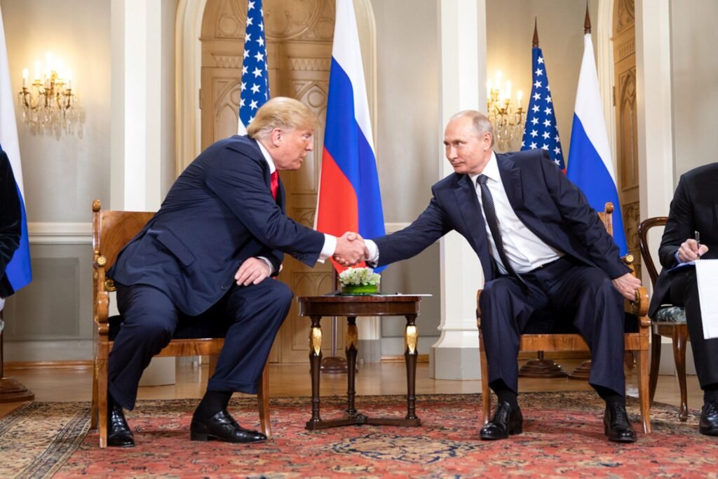 Donald Trump și Vladimir Putin își strâng mâna în Palatul Prezidențial din Helsinki, 2018.