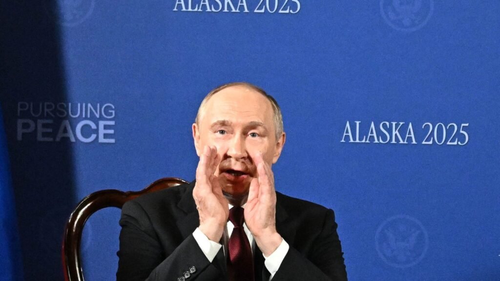 toată regiunea Donețk. Dar ce oferă el la schimb Ucrainei Vladimir Putin surprins cu mâinile la gură. Poza realizată vineri, 15 august 2025, în Alaska