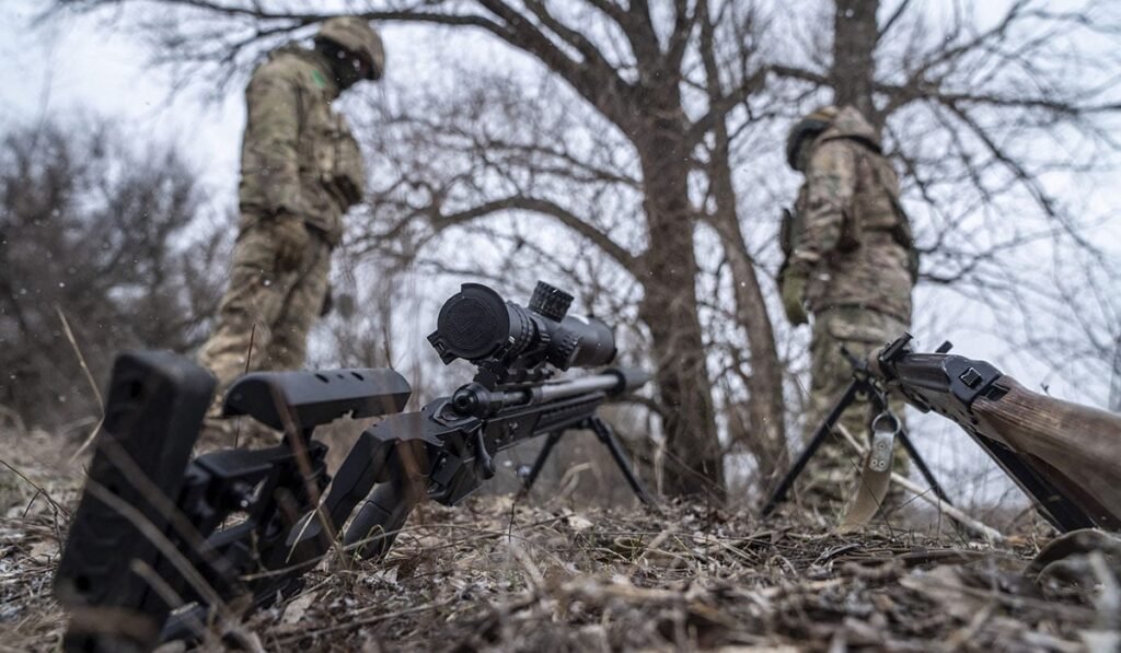 un lunetist a eliminat doi soldați ruși de la 4.000 de metri Soldați ucraineni dintr-o unitate de lunetiști