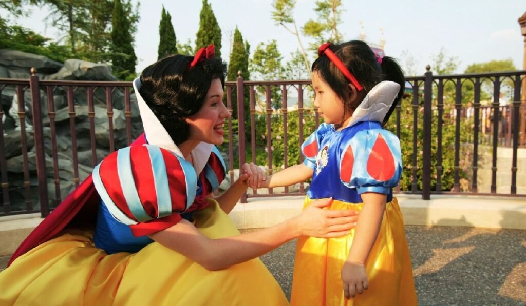 Prințesa Albă ca Zăpada salutând o fetiță îmbrăcată la fel, Fantasyland, Hong Kong Disneyland, Insula Lantau, Hong Kong, China