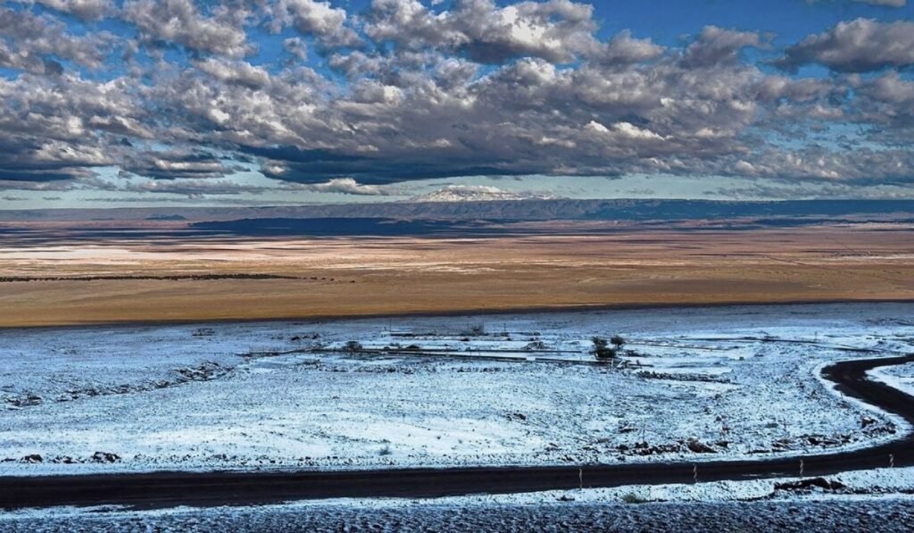 Observatorul ALMA din deșertul Atacama arată ninsoarea de la răsărit, un fenomen care nu s-a mai produs de 10 ani, în Atacama, nordul Chile, pe 26 iunie 2025.