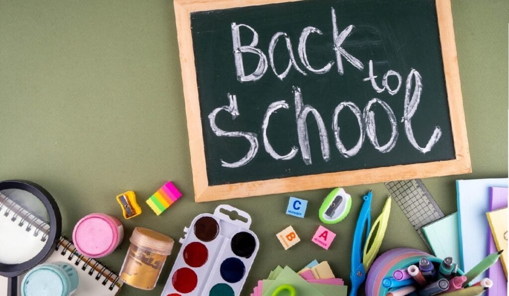 Echipamente școlare așezate pe o suprafață plană. Diverse articole școlare și de birou, accesorii.