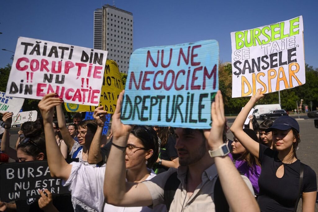 „Fondul de burse va scădea cu peste 50%, iar beneficiarii, mai puțini cu 44.000” Tineri afiseaza pancarte in timpul unui protest organizat de Alianta Nationala a Organizatiilor Studentesti din Romania (ANOSR) impotriva reducerii fondurilor pentru burse, in fata Guvernului